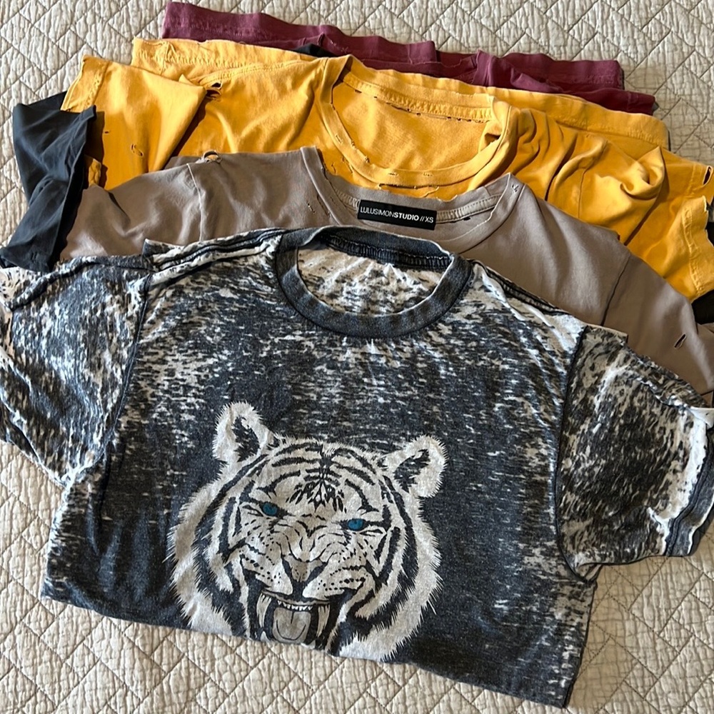 Vici Graphic Tee